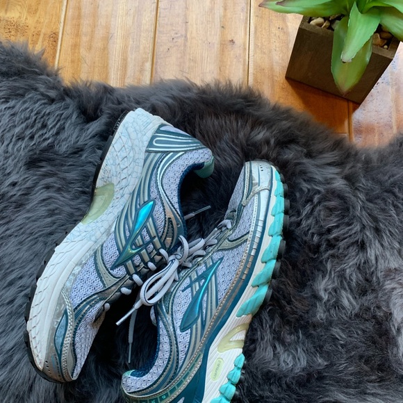 Brooks (Adaptable) running shoes size 9.5 - Picture 5 of 5